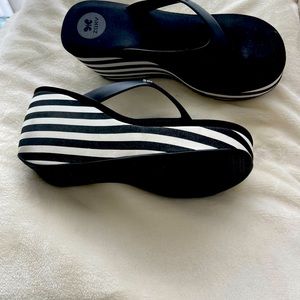 Super cute platform flip flops in size 36